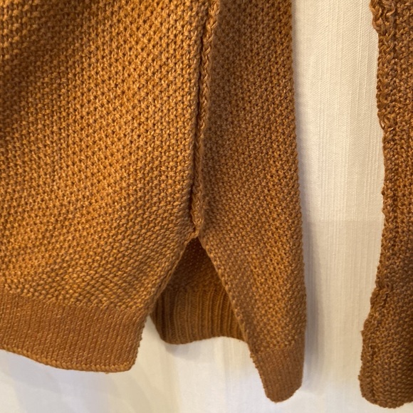 Boutique sweater, comfy with button details. New with tags Measurements in photo - Picture 3 of 10
